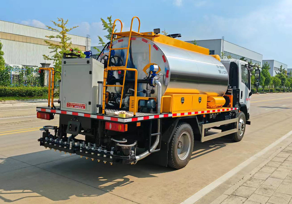 6噸東風(fēng)專(zhuān)底智能瀝青灑布車(chē)